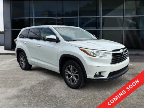 White 2015 Toyota Highlander LE Plus V6 for sale in Knoxville, TN