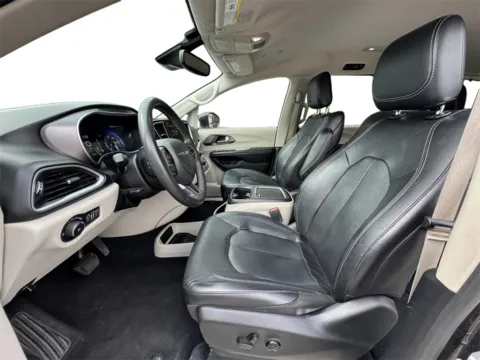 More photos of 2022 Chrysler Pacifica Touring L at Cars 4 U LLC, TN