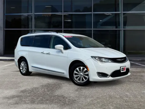 White 2018 Chrysler Pacifica Touring L for sale in Knoxville, TN