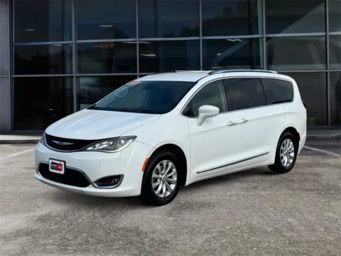 Another view of 2018 Chrysler Pacifica Touring L for sale in Knoxville, TN at Cars 4 U LLC