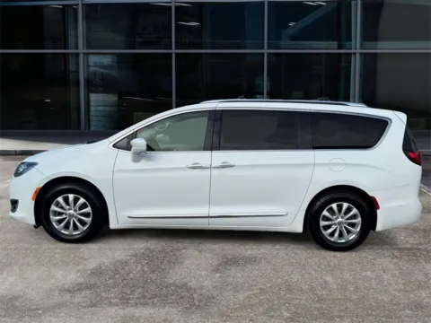 More photos of 2018 Chrysler Pacifica Touring L at Cars 4 U LLC, TN