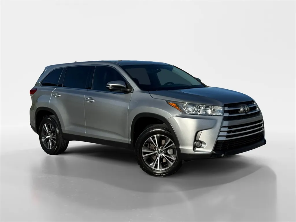 Silver 2019 Toyota Highlander LE Plus for sale in Knoxville, TN
