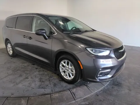 More photos of 2023 Chrysler Pacifica Touring L at Clement Supercenter, MO