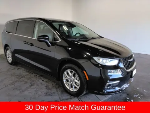 More photos of 2023 Chrysler Pacifica Touring L at Clement Supercenter, MO