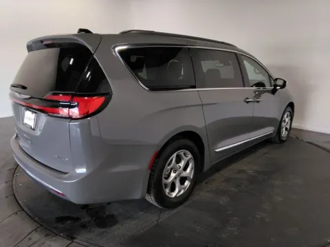 More photos of 2023 Chrysler Pacifica Limited at Clement Supercenter, MO