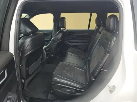 More photos of 2024 Jeep Grand Cherokee L Altitude at Clement Supercenter, MO