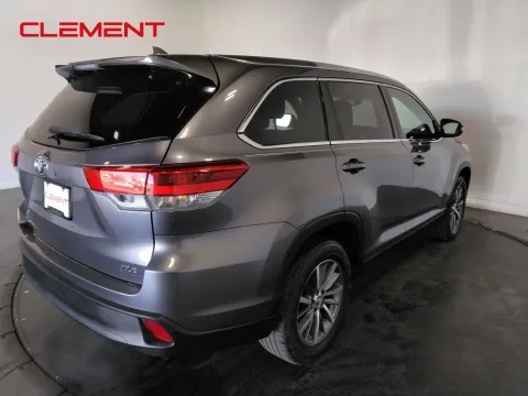 More photos of 2019 Toyota Highlander XLE at Clement Pre-Owned, MO