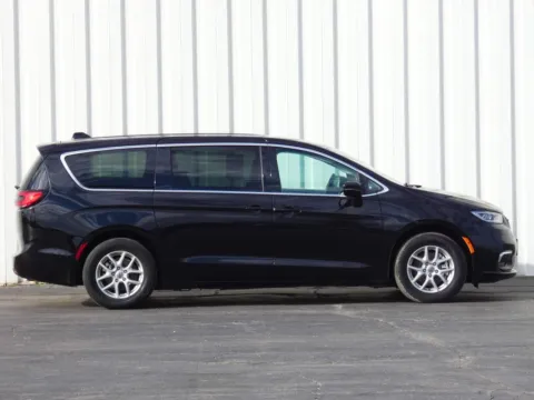 Photos of 2024 Chrysler Pacifica Touring L for sale in Trenton, MO at Pettijohn Ford of Trenton