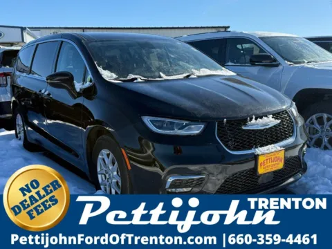 Black 2024 Chrysler Pacifica Touring L for sale in Trenton, MO