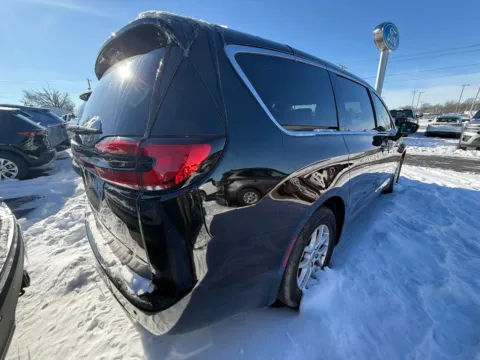 More photos of 2024 Chrysler Pacifica Touring L at Pettijohn Ford of Trenton, MO
