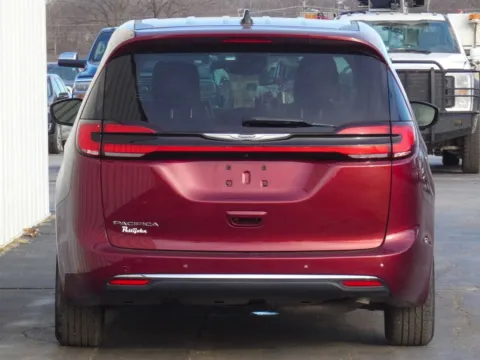More photos of 2023 Chrysler Pacifica Touring L at Pettijohn Ford of Trenton, MO