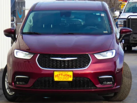 More photos of 2023 Chrysler Pacifica Touring L at Pettijohn Ford of Trenton, MO