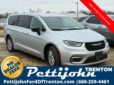 Silver 2024 Chrysler Pacifica Touring L for sale in Trenton, MO