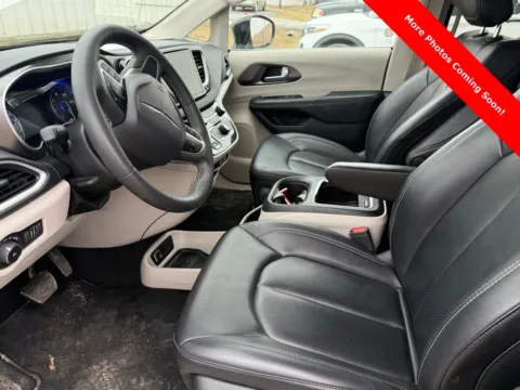 More photos of 2024 Chrysler Pacifica Touring L at Pettijohn Ford of Trenton, MO