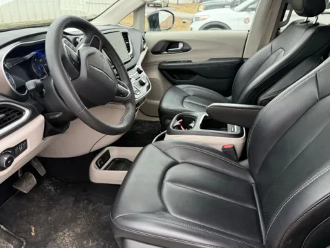 More photos of 2024 Chrysler Pacifica Touring L at Pettijohn Ford of Trenton, MO