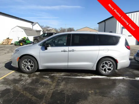 Photos of 2024 Chrysler Pacifica Limited for sale in Trenton, MO at Pettijohn Ford of Trenton