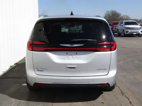 More photos of 2024 Chrysler Pacifica Limited at Pettijohn Ford of Trenton, MO
