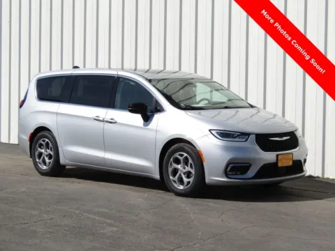 Silver 2024 Chrysler Pacifica Limited for sale in Trenton, MO