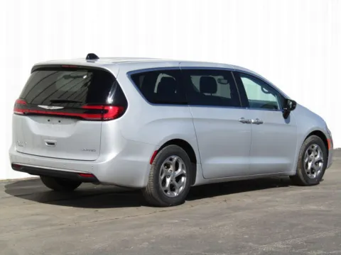 Another view of 2024 Chrysler Pacifica Limited for sale in Trenton, MO at Pettijohn Ford of Trenton