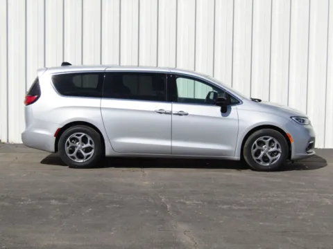 Photos of 2024 Chrysler Pacifica Limited for sale in Trenton, MO at Pettijohn Ford of Trenton