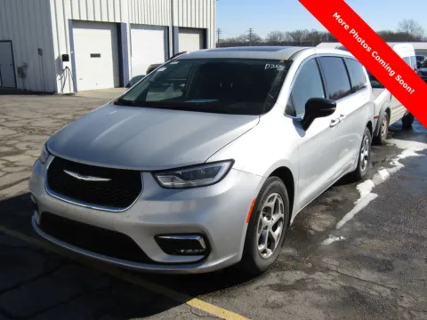 Silver 2024 Chrysler Pacifica Limited for sale in Trenton, MO