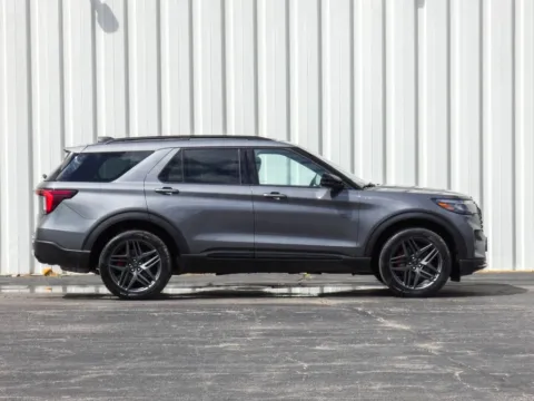 Photos of 2025 Ford Explorer ST-Line for sale in Trenton, MO at Pettijohn Ford of Trenton