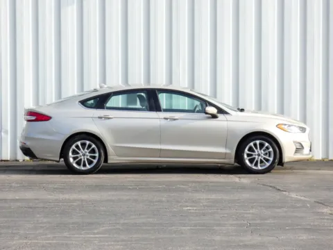 Photos of 2019 Ford Fusion SE for sale in Trenton, MO at Pettijohn Ford of Trenton