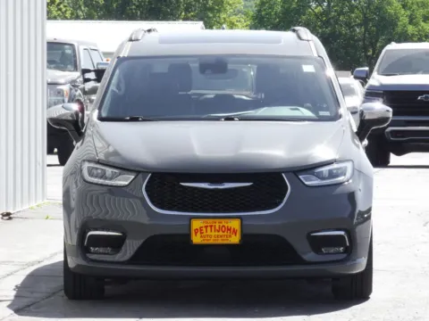 More photos of 2023 Chrysler Pacifica Limited at Pettijohn Ford of Trenton, MO