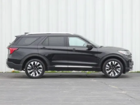 Photos of 2025 Ford Explorer Platinum for sale in Trenton, MO at Pettijohn Ford of Trenton