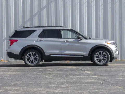 Photos of 2023 Ford Explorer XLT for sale in Trenton, MO at Pettijohn Ford of Trenton