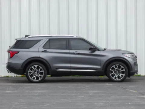 Photos of 2025 Ford Explorer Platinum for sale in Trenton, MO at Pettijohn Ford of Trenton