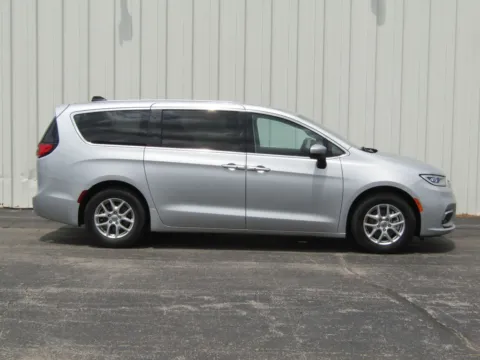 Photos of 2023 Chrysler Pacifica Touring L for sale in Trenton, MO at Pettijohn Ford of Trenton