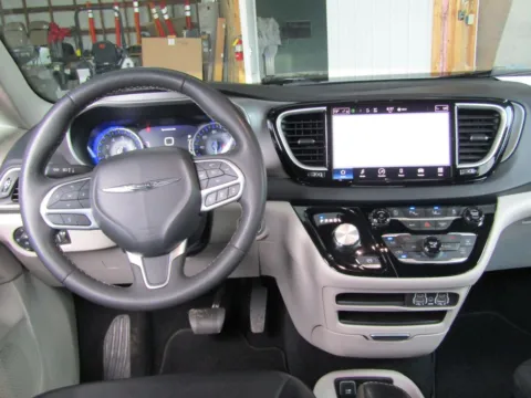 More photos of 2023 Chrysler Pacifica Touring L at Pettijohn Ford of Trenton, MO
