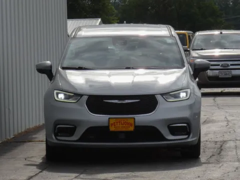 More photos of 2023 Chrysler Pacifica Touring L at Pettijohn Ford of Trenton, MO