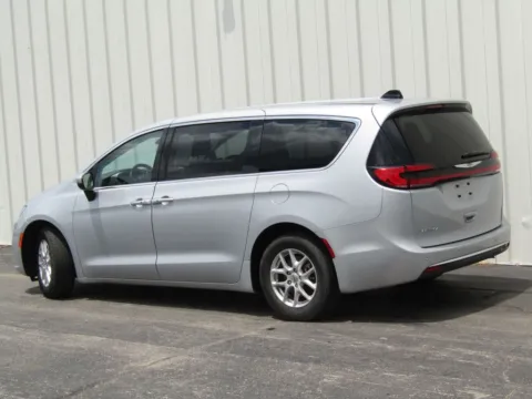 More photos of 2023 Chrysler Pacifica Touring L at Pettijohn Ford of Trenton, MO