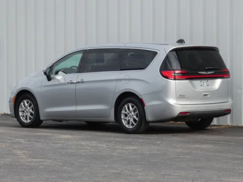 More photos of 2023 Chrysler Pacifica Touring L at Pettijohn Ford of Trenton, MO