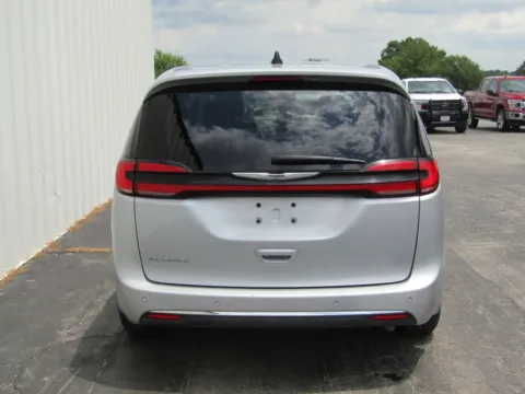 More photos of 2023 Chrysler Pacifica Touring L at Pettijohn Ford of Trenton, MO