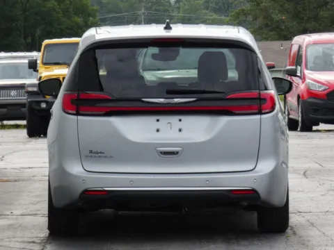 More photos of 2023 Chrysler Pacifica Touring L at Pettijohn Ford of Trenton, MO