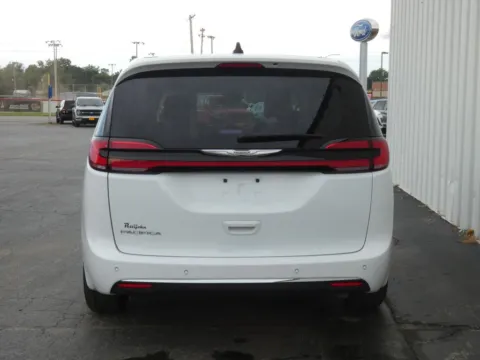 More photos of 2024 Chrysler Pacifica Touring L at Pettijohn Ford of Trenton, MO