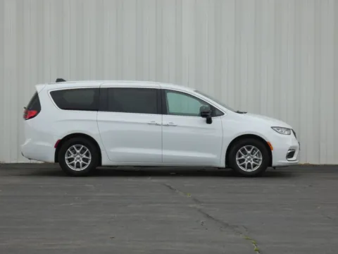Photos of 2024 Chrysler Pacifica Touring L for sale in Trenton, MO at Pettijohn Ford of Trenton