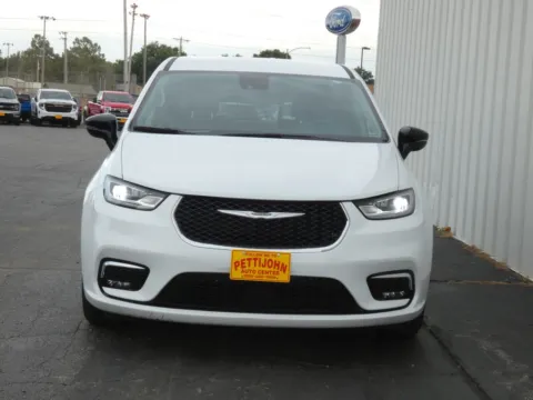 More photos of 2024 Chrysler Pacifica Touring L at Pettijohn Ford of Trenton, MO