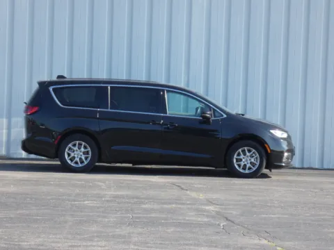 Photos of 2023 Chrysler Pacifica Touring L for sale in Trenton, MO at Pettijohn Ford of Trenton