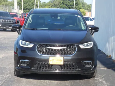 More photos of 2023 Chrysler Pacifica Touring L at Pettijohn Ford of Trenton, MO