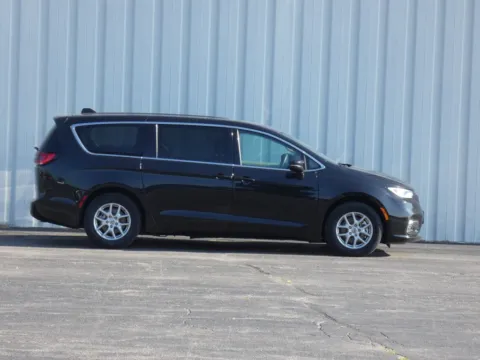 Photos of 2023 Chrysler Pacifica Touring L for sale in Trenton, MO at Pettijohn Ford of Trenton