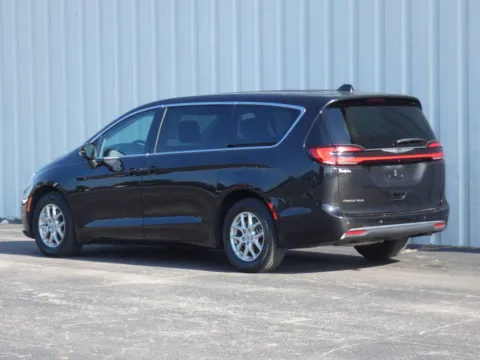 More photos of 2023 Chrysler Pacifica Touring L at Pettijohn Ford of Trenton, MO