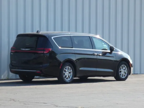 Another view of 2023 Chrysler Pacifica Touring L for sale in Trenton, MO at Pettijohn Ford of Trenton