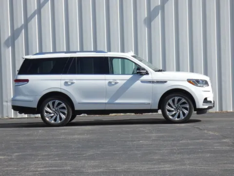 Photos of 2024 Lincoln Navigator Reserve for sale in Trenton, MO at Pettijohn Ford of Trenton