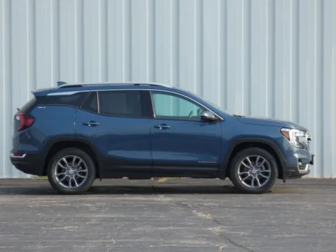Photos of 2024 GMC Terrain SLT for sale in Trenton, MO at Pettijohn Ford of Trenton