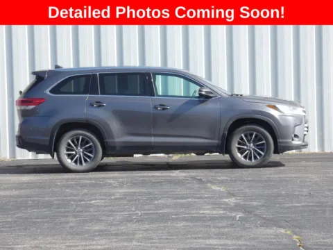 Photos of 2019 Toyota Highlander XLE for sale in Trenton, MO at Pettijohn Ford of Trenton