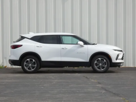 Photos of 2025 Chevrolet Blazer LT for sale in Trenton, MO at Pettijohn Ford of Trenton